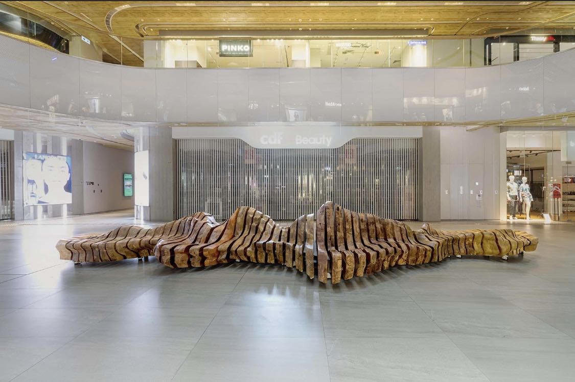 香港設(shè)計(jì)師黃卓健先生的又一採(cǎi)用炭化木的藝術(shù)展品， 安裝地點(diǎn)為香港的 City Gate 購(gòu)物商場(chǎng)。