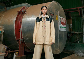 這幅照片摘自 2020 年 9 月份的著名國(guó)際時(shí)尚雜志《ELLE》，背景是一臺(tái) 6 立方米的「達(dá)意」真空乾燥窯。